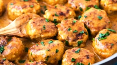 Куриные ежики с карри в сметанном соусе