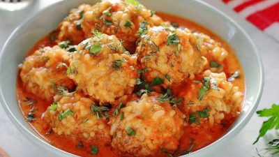 Ежики с лавровым листом в кастрюле