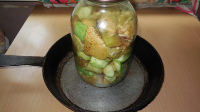 Куриное филе в банке с фруктами
