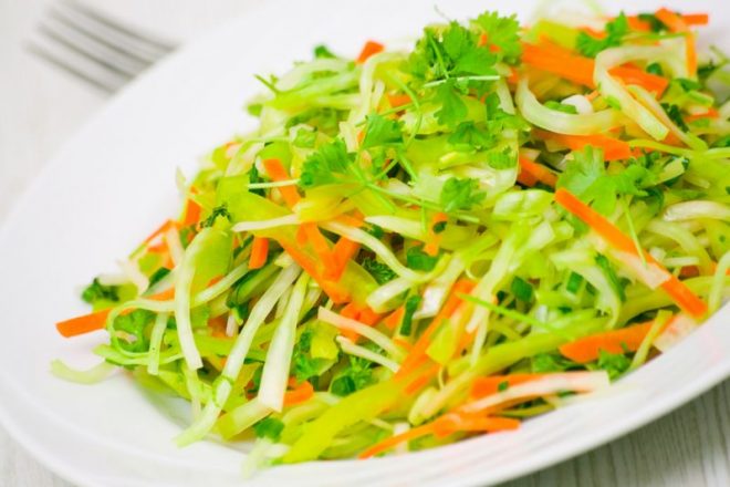 Салат из редьки с морковью и зеленым луком