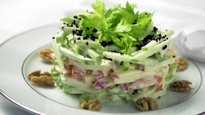 Салат из редьки с яблоками и черносливом