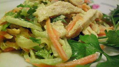 Салат из зеленой редьки с курицей и грибами