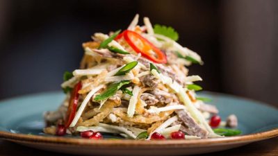 Салат из зеленой редьки с мясом и болгарским перцем