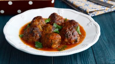 Мясные фрикадельки с томатной подливой в духовке