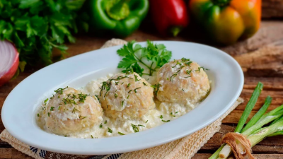 Куриные фрикадельки с сыром в сливках