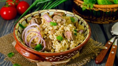 Сытная перловка с тушенкой и чесноком