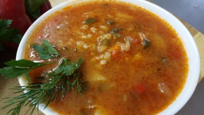 Рассольник с тушенкой, перловкой и помидорами