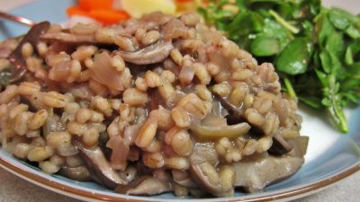 Перловка с грибами и пармезаном
