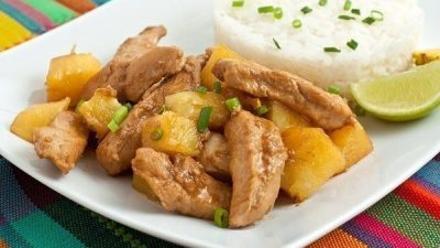 Куриная грудка карри с ананасами и помидорами