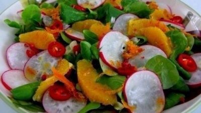 Салат из апельсинов и редиски с перцем чили