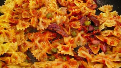 Макароны фарфалле с вялеными помидорами и каперсами