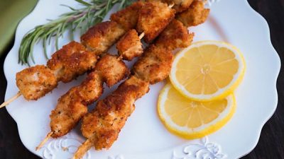Панированные шашлычки из курицы на сковороде