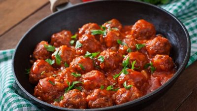 Тефтели в томатном соусе с зеленым горошком и зеленью