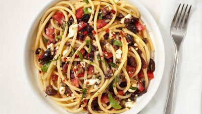 Спагетти с соусом из анчоусов, оливок и каперсов