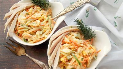 Простой салат из курицы, моркови и яиц