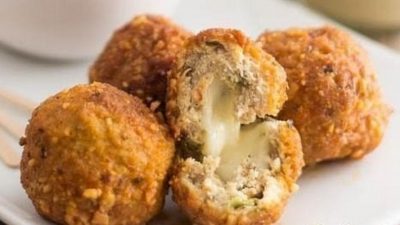 Мясные шарики с моцареллой в остром соусе