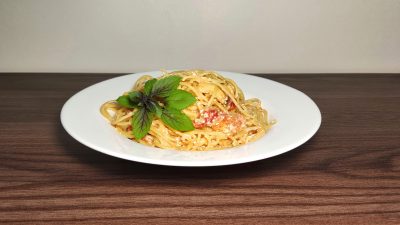 Спагетти с сыром фета и помидорами черри