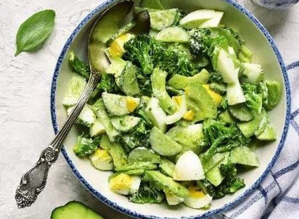 Свежий зеленый салат с авокадо и огурцами, рецепт с фото