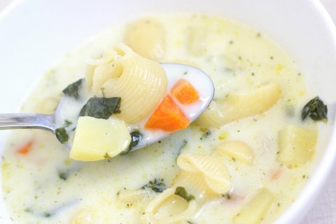 Сырно-молочный суп с макаронами и овощами