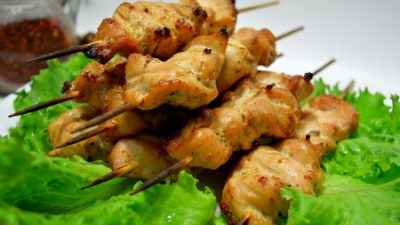 Домашний шашлык из куриного филе на шпажках в духовке