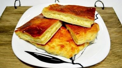 Слоеный пирог с двумя видами сыра в духовке