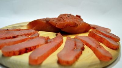 Балык из куриного филе с коньяком и паприкой