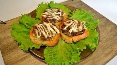 Запеченные бутерброды с консервированной сайрой