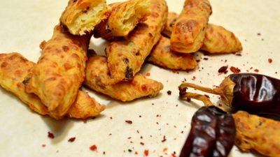 Печенье на молоке с беконом и сыром