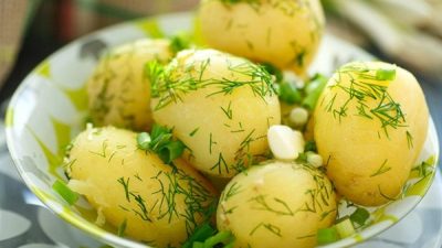 Молодой картофель в масле с чесноком и зеленью