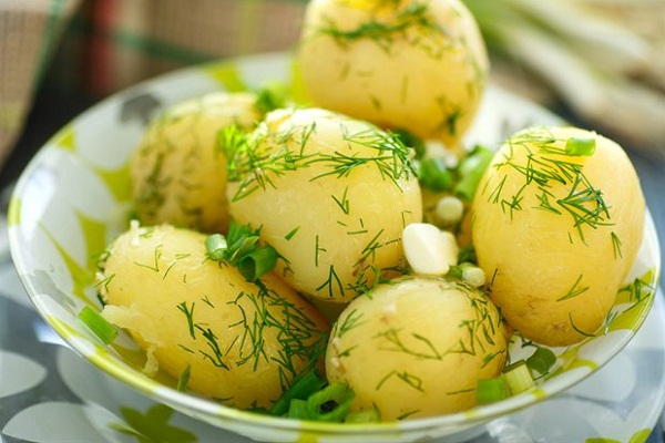 Молодой картофель в масле с чесноком и зеленью