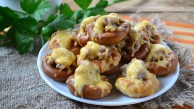 Фаршированные сушки  под сыром в духовке