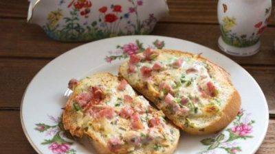 Гренки с ветчиной, сосисками и колбасками