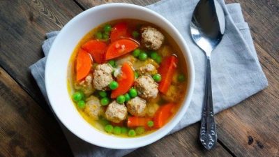 Куриный суп с фрикадельками и горошком