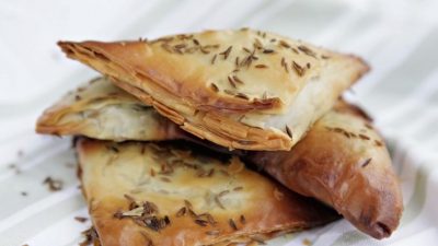 Самса с тыквой и луком из слоеного теста