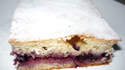 Пирог с клубничной начинкой в мультиварке