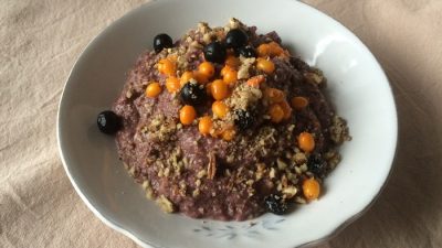 Льняная каша с клюквой и черноплодной рябиной