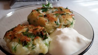 Картофельные биточки с сыром в панировке с паприкой