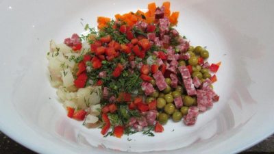 Украинский салат «Буковина» с копченой колбасой и перцем