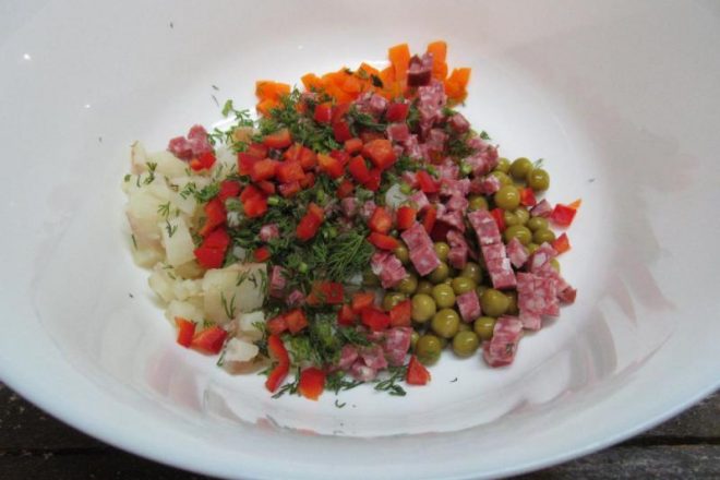 Украинский салат «Буковина» с копченой колбасой и перцем