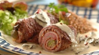 Роллы из говядины с чеддером