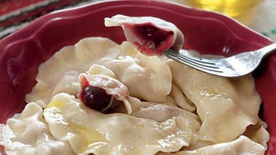 Домашние вареники с вишней и сахарной пудрой