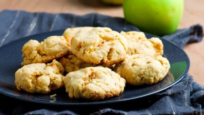 Мягкое печенье с изюмом и яблоками