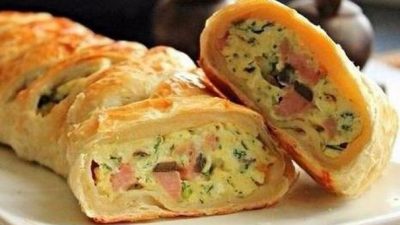 Яичница-болтунья с ветчиной и грибами в слоеном тесте