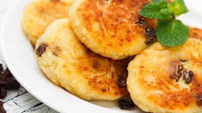 Сырники с изюмом на сметане в формочках