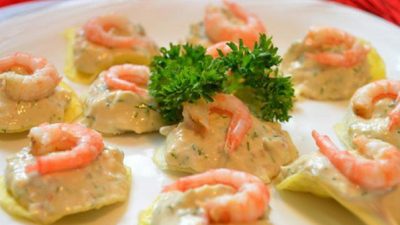 Закуска с креветками и сыром на чипсах