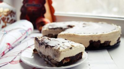 Зефирный торт с печеньем без выпечки
