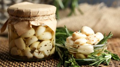 Маринованный чеснок с корицей и гвоздикой