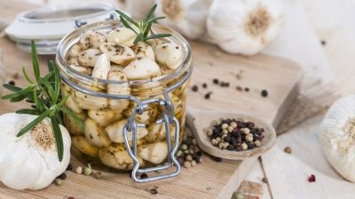 Маринованный чеснок с перчиком чили