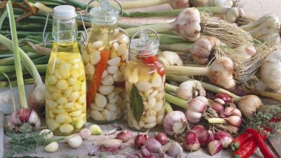 Маринованный чеснок с сушеным перцем чили