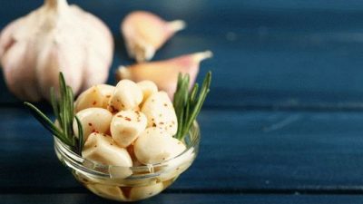 Маринованный чеснок с корицей в луковой шелухе